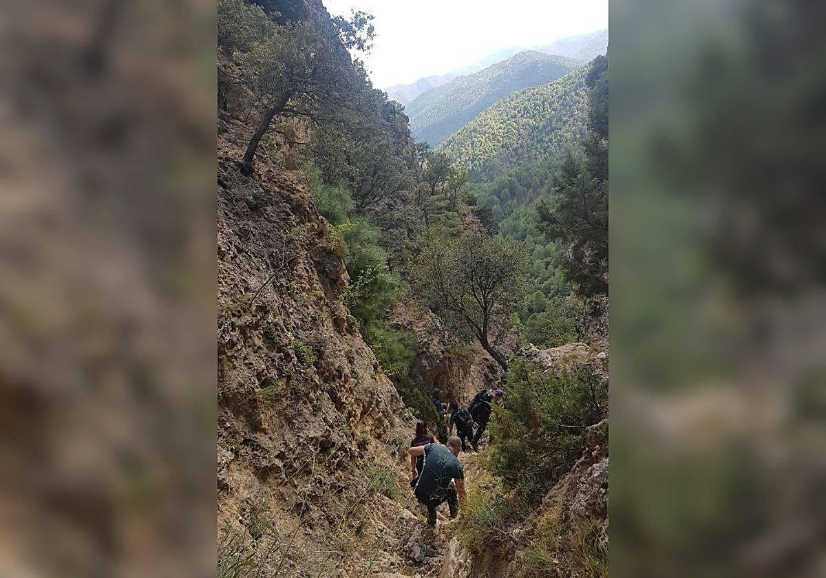 Efectivos de la Guardia Civil durante el rescate.
