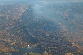 Imagen del incendio desde el aire.