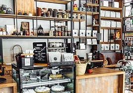 Interior de la cafetería.