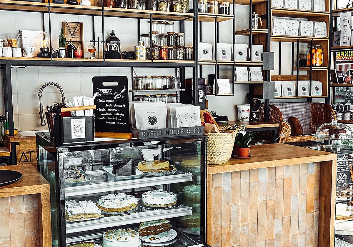 Interior de la cafetería.