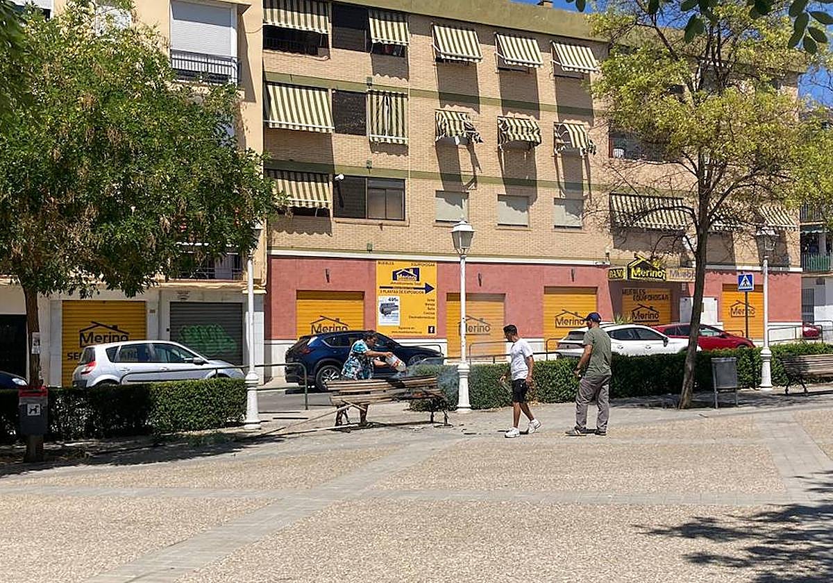 Vecinos extinguiendo el fuego en el banco.
