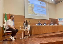 El chef con estrella Michelin Juan Carlos García conversa con la periodista Carolina Cañada en la conferencia inaugural de los cursos de verano.