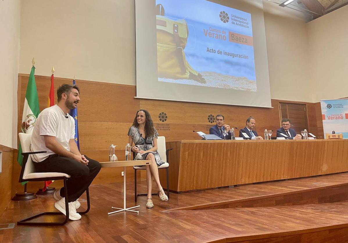 El chef con estrella Michelin Juan Carlos García conversa con la periodista Carolina Cañada en la conferencia inaugural de los cursos de verano.