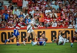 Varios jugadores protestan tras una acción.