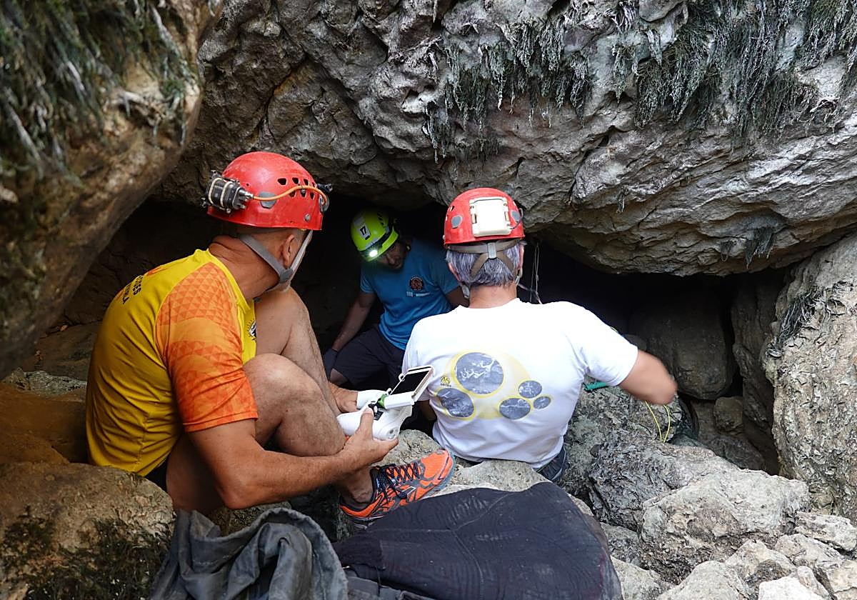 Espeleólogos se introducen en una cavidad para realizar el estudio