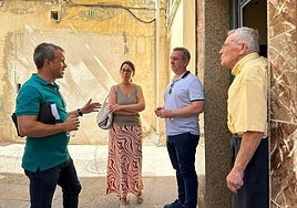 Julio Millán, África Colomo y Javier Padorno conversando con Antonio López