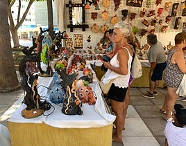 Una mujer dilucida sobre qué pieza comprar.