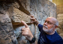 El profesor Manuel Vela analiza una macabrilla decorada en el monasterio de San Jerónimo.