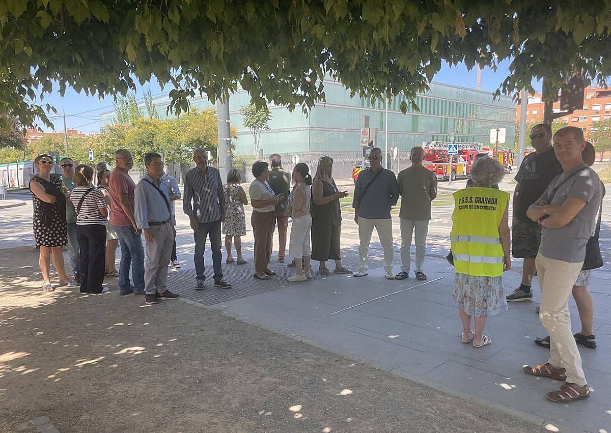 Imagen secundaria 1 - Imágenes tras el desalojo del edificio.