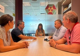 Reunión de concejales socialistas con la representante de ADACEA.