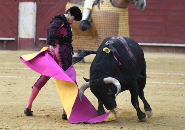 Vistoso Juan Ortega, siempre toreando con clase.