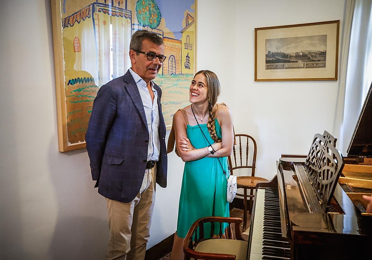 La bailaora Patricia Guerrero junto al edil de Turismo, Juan Ramón Ferreira, en la Huerta de San Vicente.