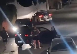 El vehículo de la Guardia Civil que fue embestido por uno de los presuntos atracadores en Alfacar.