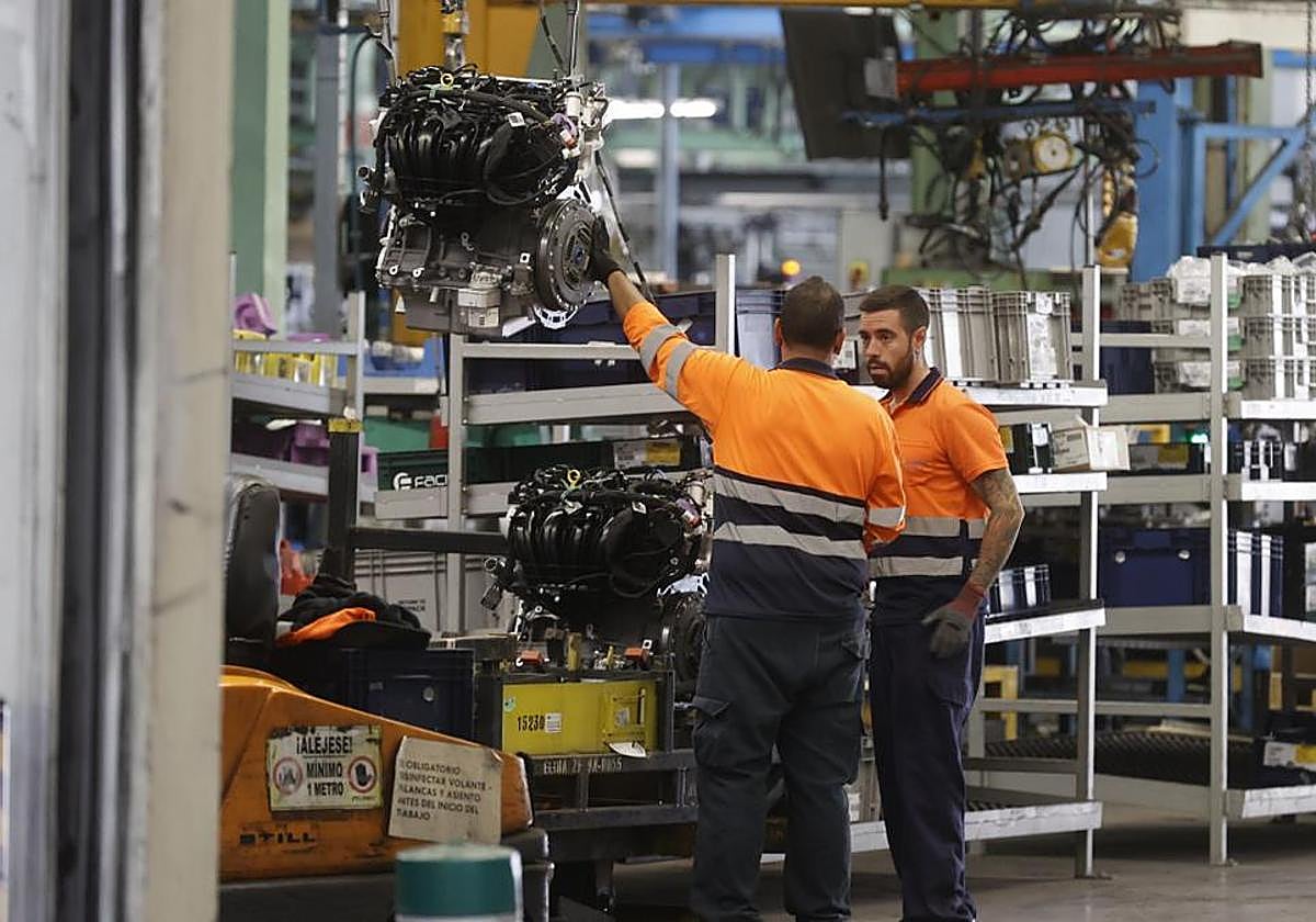 Trabajadores en unas instalaciones industriales.