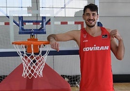 Iván Aurrecoechea señala el emblema de la Liga Endesa, donde debutará como rojinegro.