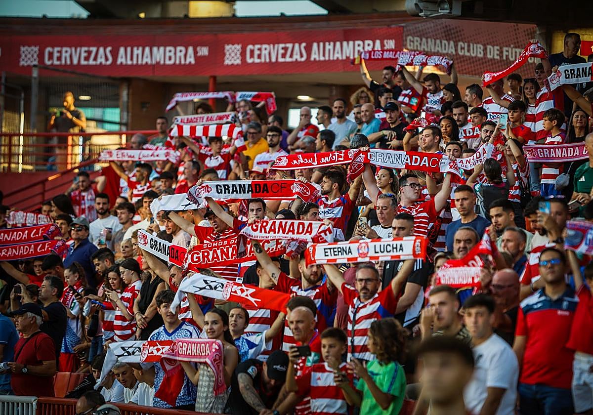 Aficionados del Granada en Los Cármenes por el primer partido de Liga.