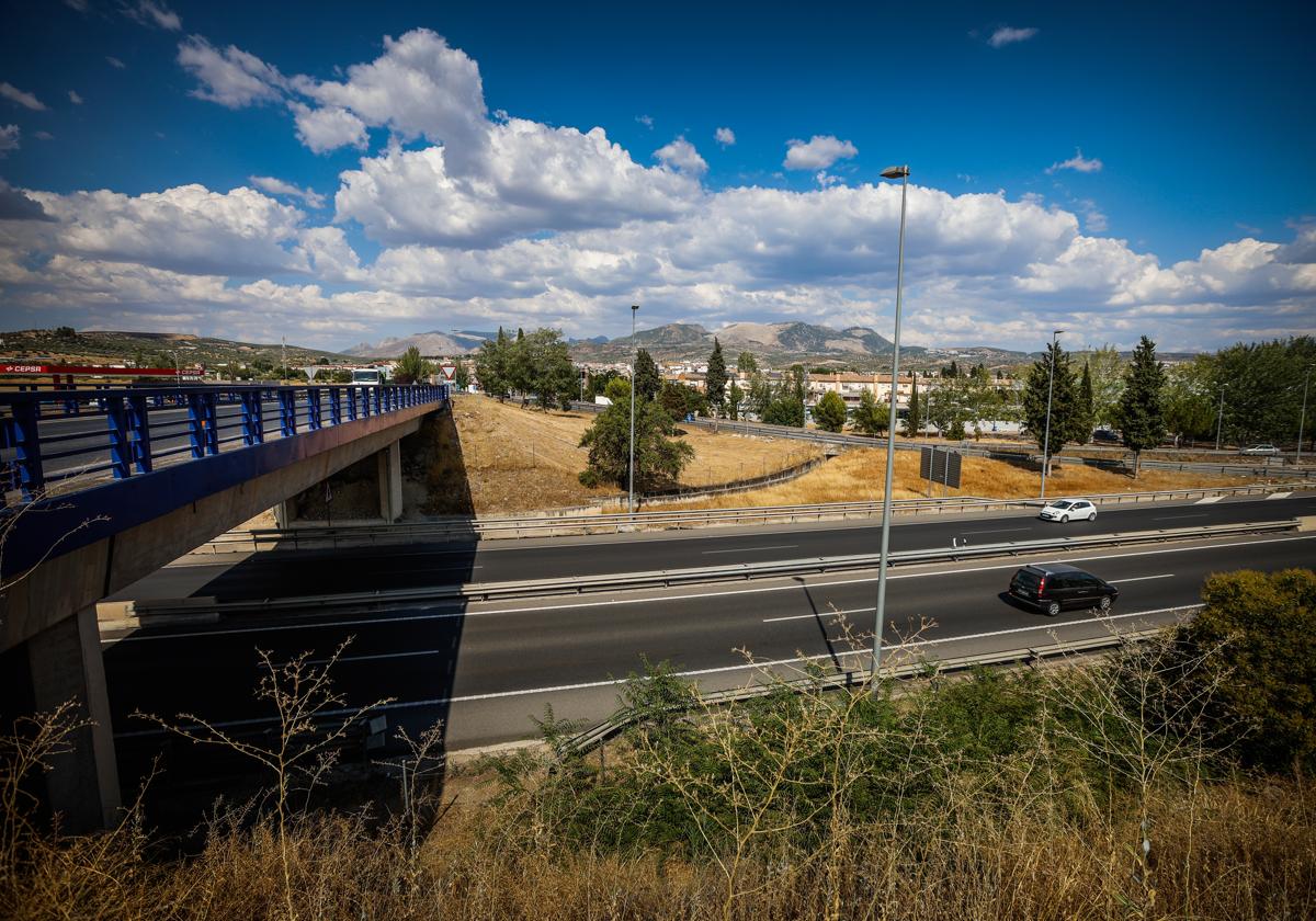 Punto en el que se construirá el puente peatonal para unir Albolote y Peligros.