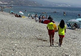 Socorristas trabajando en la playa de Gualchos-Castell de Ferro.