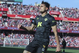 El defensa del Almería Marc Pubill (c), celebra su gol contra el Granada