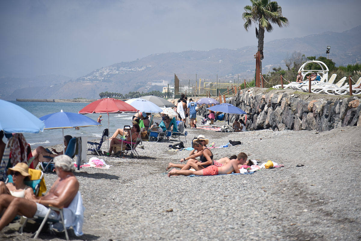 Bañistas en la conocida como playa de los Alemanes, la franja frente al hotel Impressive Playa Granada, este jueves.