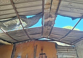 Daños en una de las naves en la zona del incendio