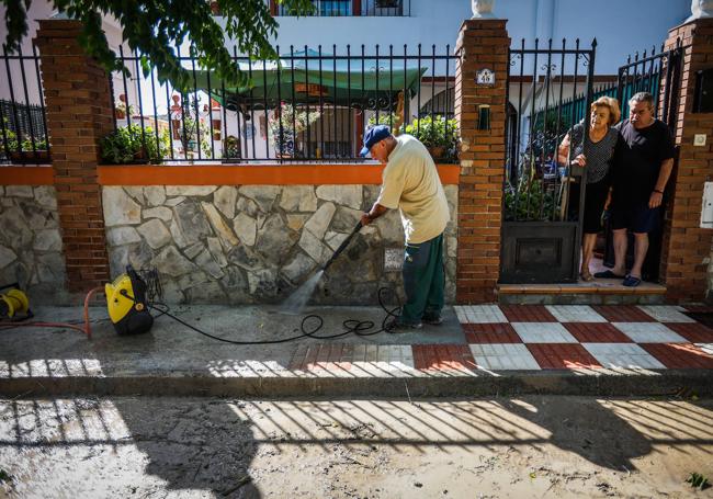 Vecino del pueblo limpiando los restos de tormenta.