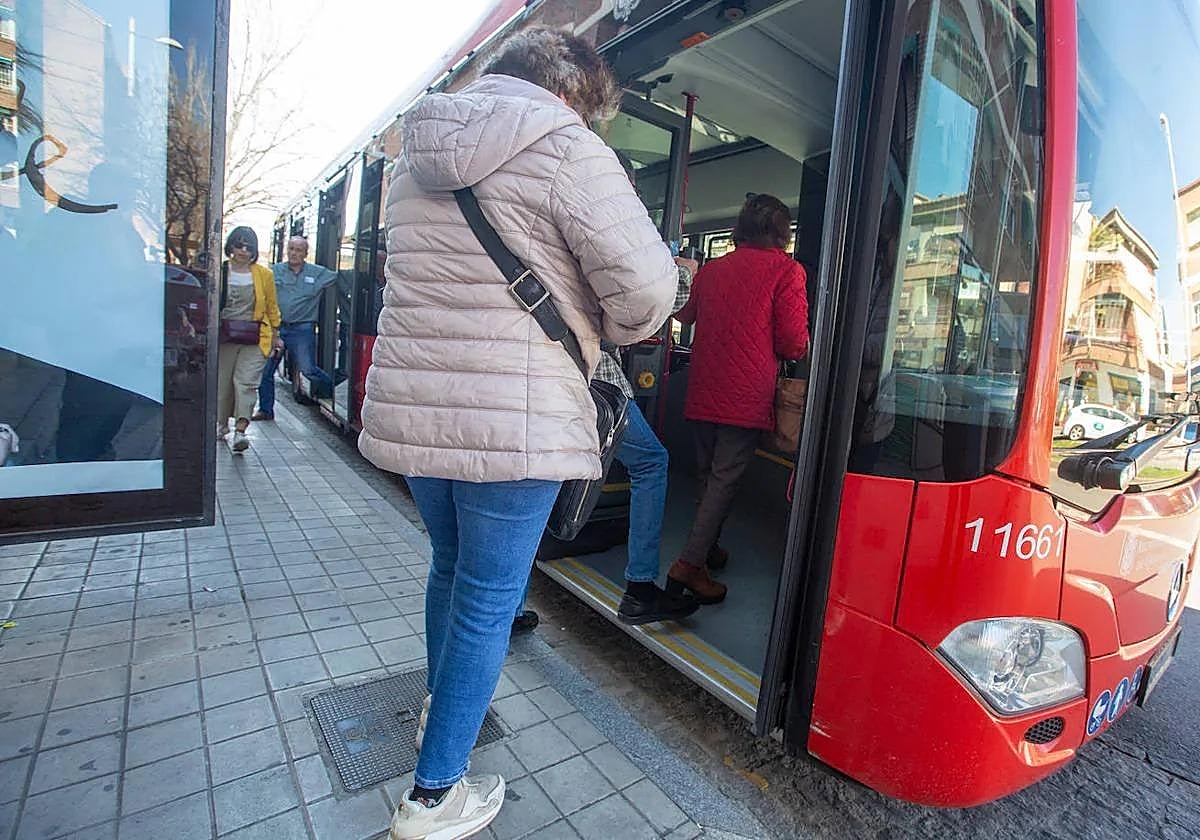 El PSOE condena que Carazo haya retirado los autobuses articulados de la línea 33