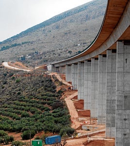 Obras en uno de los viaductos de la variante de Loja.