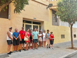 Los vecinos en la puerta del bloque en Torrenueva Costa.