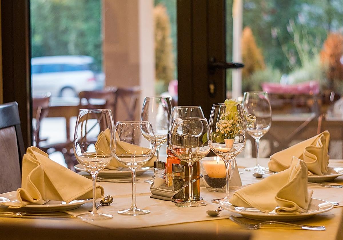 Aviso de la OCU: estos timos y malas prácticas se multiplican en los restaurantes.