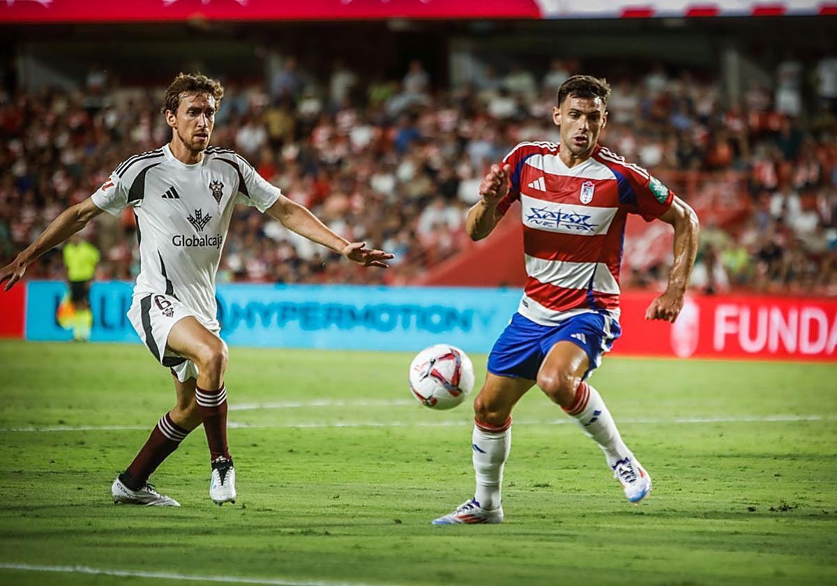 Lucas Boyé, a la derecha, intenta llevarse el balón ante la presión de un rival en el primer partido del Liga, ante el Albacete.