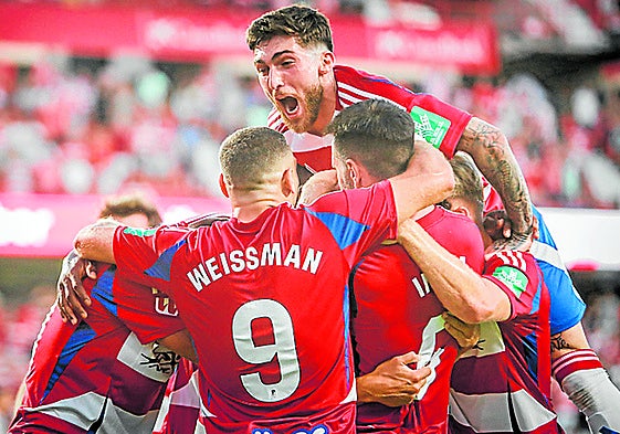 Tsitaishvili salta sobre la piña de jugadores tras el gol de Rubio.