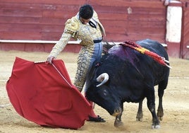 Lucido derechazo de Morante a su primer enemigo.