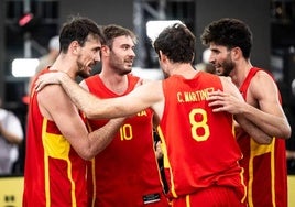 Iván Aurrecoechea, a la izquierda, con el equipo español 3x3.