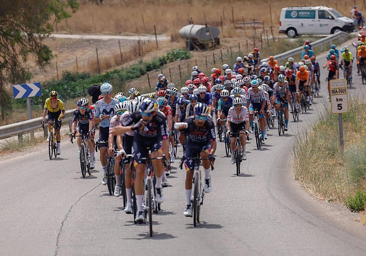 El pelotón ciclista durante la sexta etapa de la Vuelta a España, ayer entre Jerez de la Frontera y Yunquera.