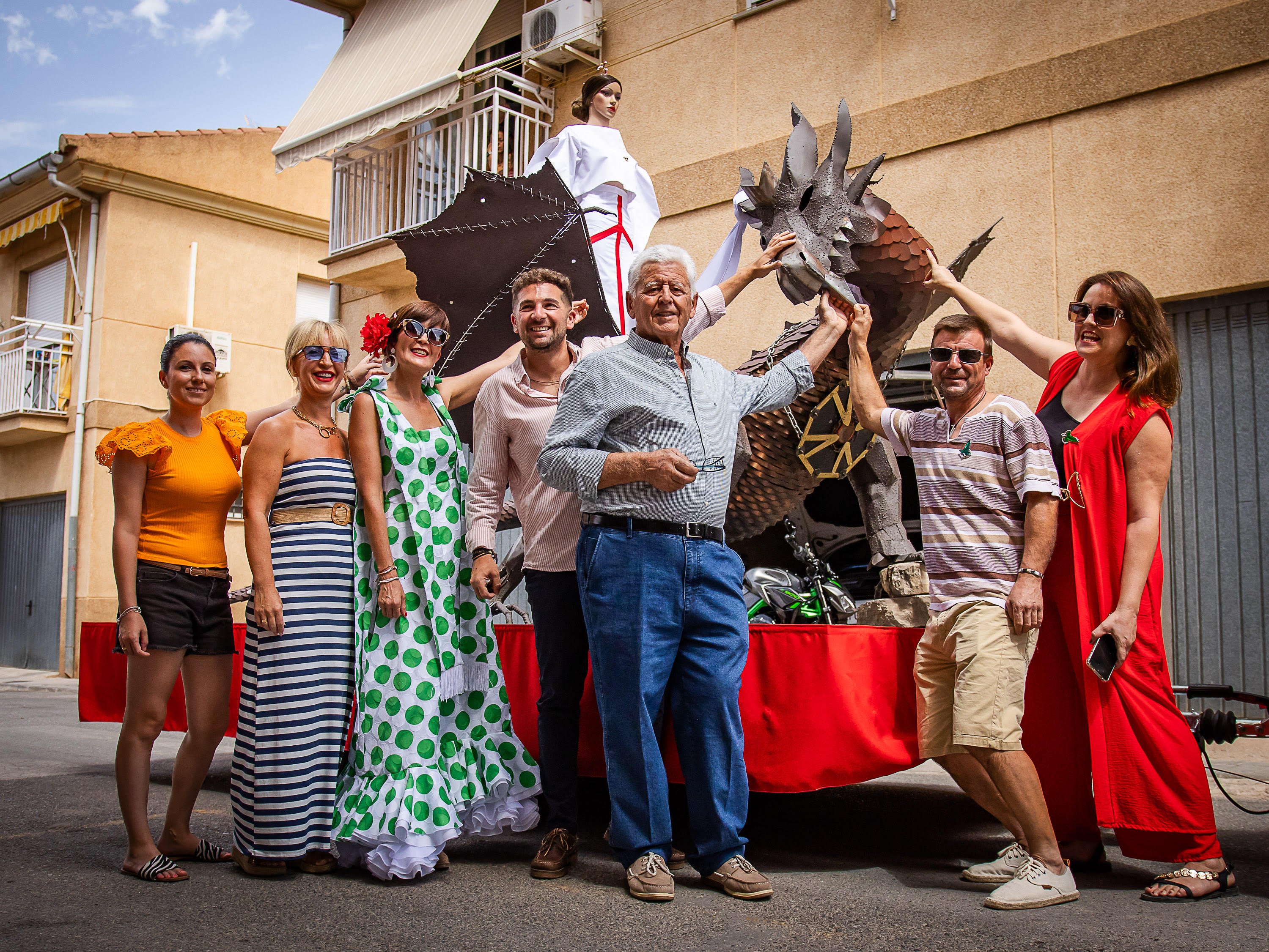 De izquierda a derecha, la maquilladora Estefanía Marín, la peluquera Inmaculada Fernández, la diseñadora Ana Belén Terrones, el concejal Jacinto Molinero, el escultor Manuel Rivas, Marcos Fernández y Herminia Rivas.