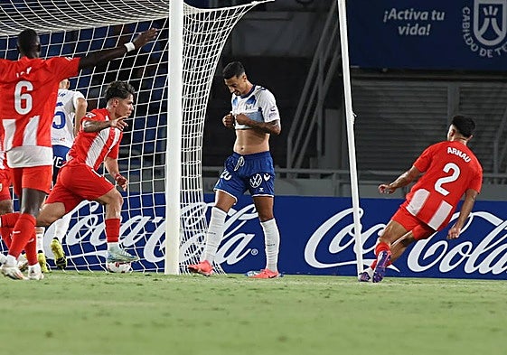 Nico Melamed busca a Arnau Piugmal para celebrar un gol que vale oro.