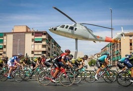 Paso de los ciclistas por Granada en una edición anterior.