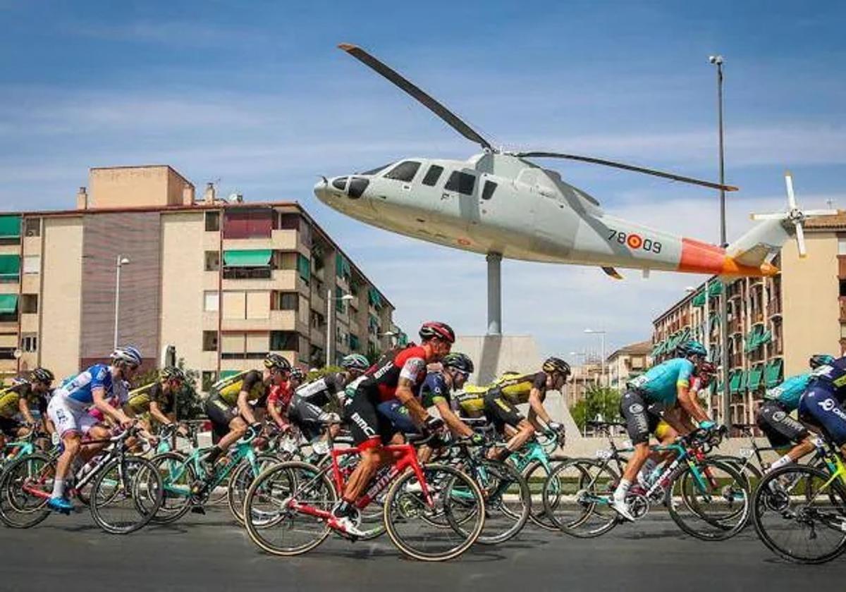 Paso de los ciclistas por Granada en una edición anterior.