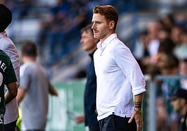 Guille Abascal observa el partido desde su área técnica en A Malata.