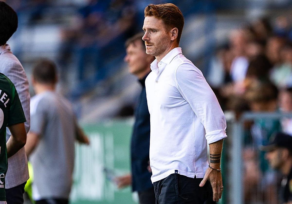 Guille Abascal observa el partido desde su área técnica en A Malata.