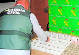 Un agente de la Guardia Civil, con pastillas incautadas de clonazepam y rivotril.