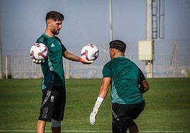 Luca Zidane, portero del Granada, con balones en las manos, durante el último entrenamiento el equipo rojiblanco antes de viajar a Ferrol.