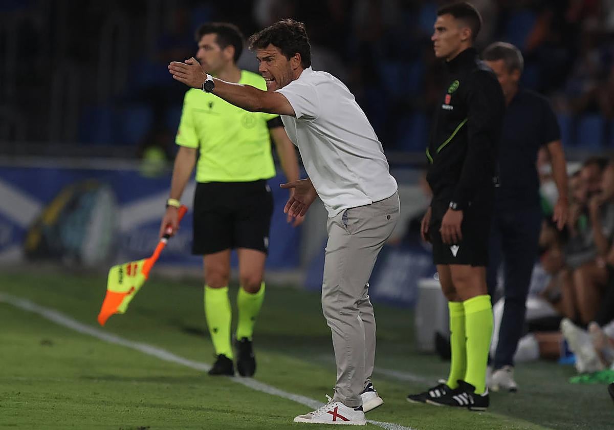 Rubi, invadiendo el campo, exige a sus jugadores desde la banda.