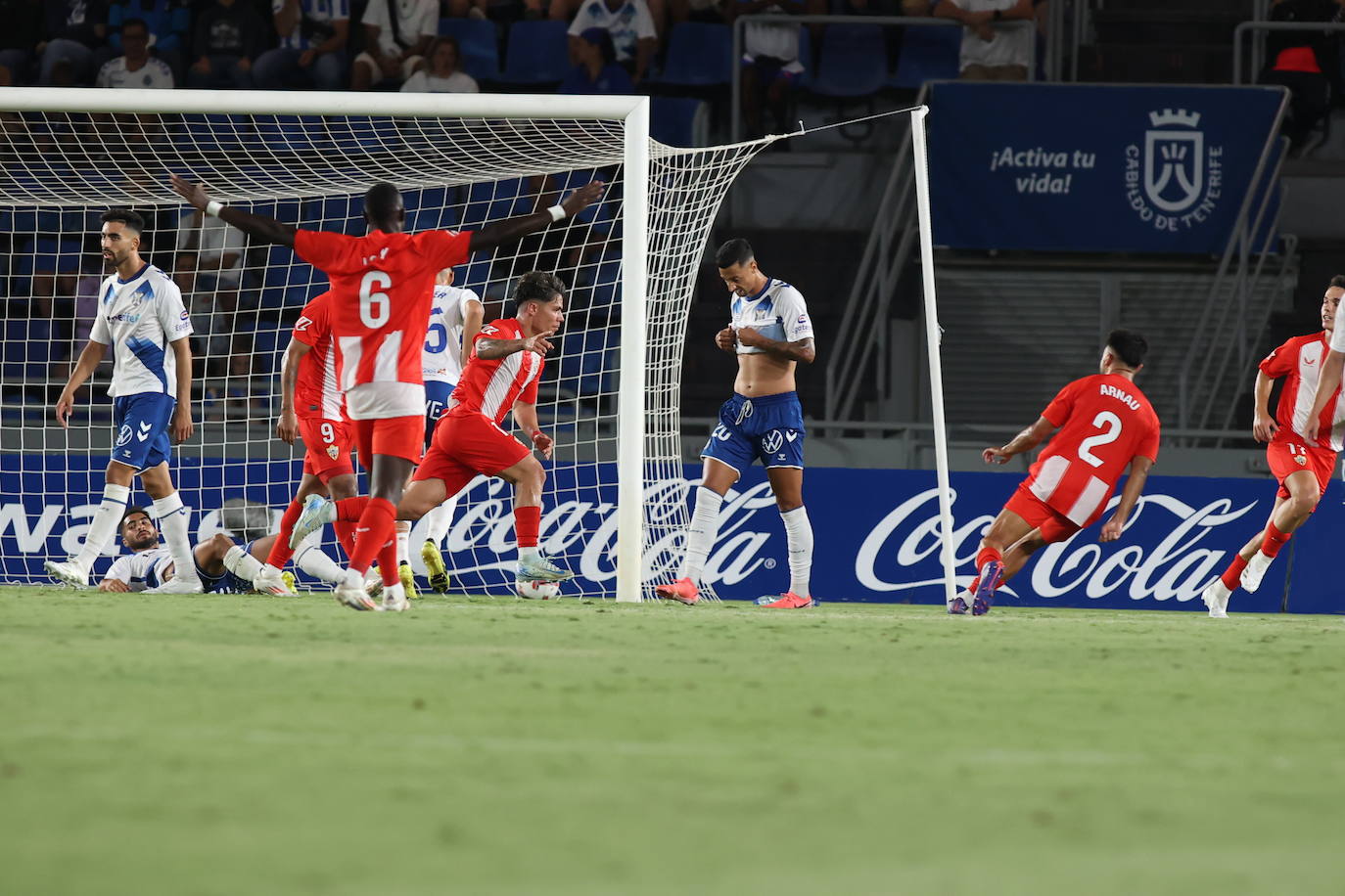 Nico Melamed busca a Arnau Piugmal para celebrar un gol que vale oro.