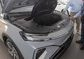 Imagen de archivo de un coche en un concesionario.