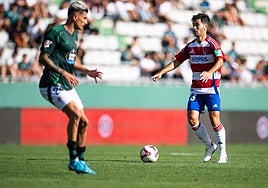 Manu Trigueros da indicaciones a sus compañeros con el balón en los pies.