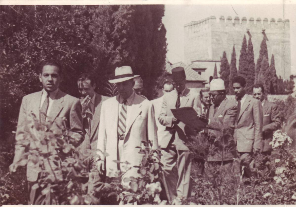 El príncipe de Marruecos en una visita a la Alhambra en 1949.