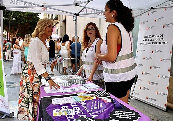 Instalan dos puntos violeta en la Feria de Almería para sensibilizar de las agresiones sexuales