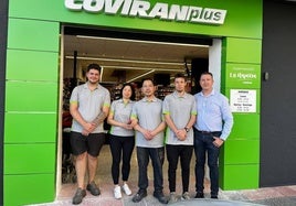 Carmen y Carlos, cogidos del brazo, junto a sus dos empleados y a Manuel Gallego, del equipo de Ventas de Covirán.